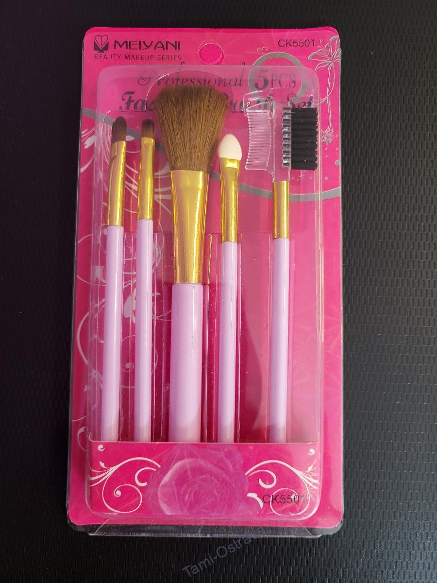 sada štětců na make up.
